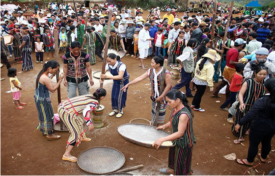 Bà con xã Đồng Nai Thượng tham gia Lễ hội mừng lúa mới