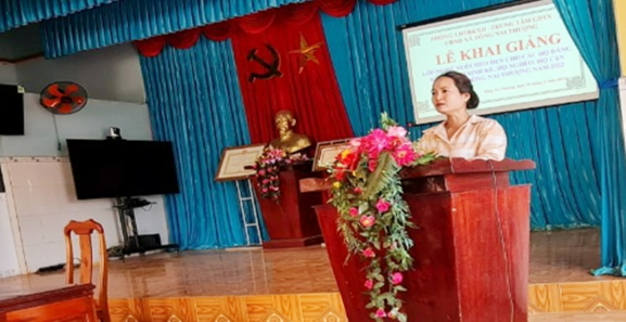 Phó Chủ tịch UBND xã Đồng Nai Thượng Điểu Thị P’Rợt phát biểu tại lễ khai giảng lớp nghề
