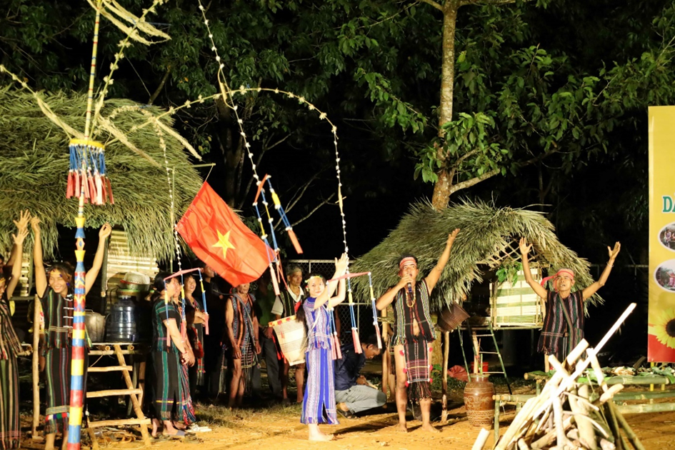 Múa lễ hội của người Mạ