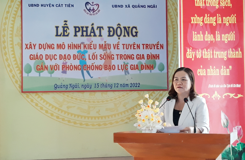 Bà Trần Thị Phúc - Trưởng phòng Văn hóa và Thông tin phát biểu tại lễ phát động