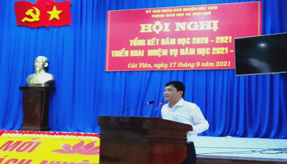 Đồng chí Nguyễn Hoàng Phúc - Phó Bí thư Huyện ủy, Chủ tịch UBND huyện phát biểu chỉ đạo tại Hội nghị