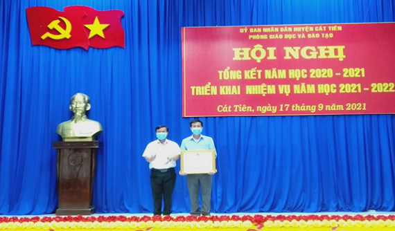 Đồng chí Dương Hùng Cường trao Bằng khen của Thủ tướng Chính phủ cho Trường THCS Đức Phổ