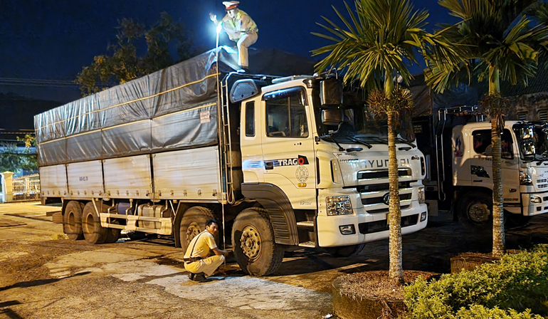CSGT Công an tỉnh kiểm tra xe tải vi phạm về tải trọng, cơi nới thành thùng