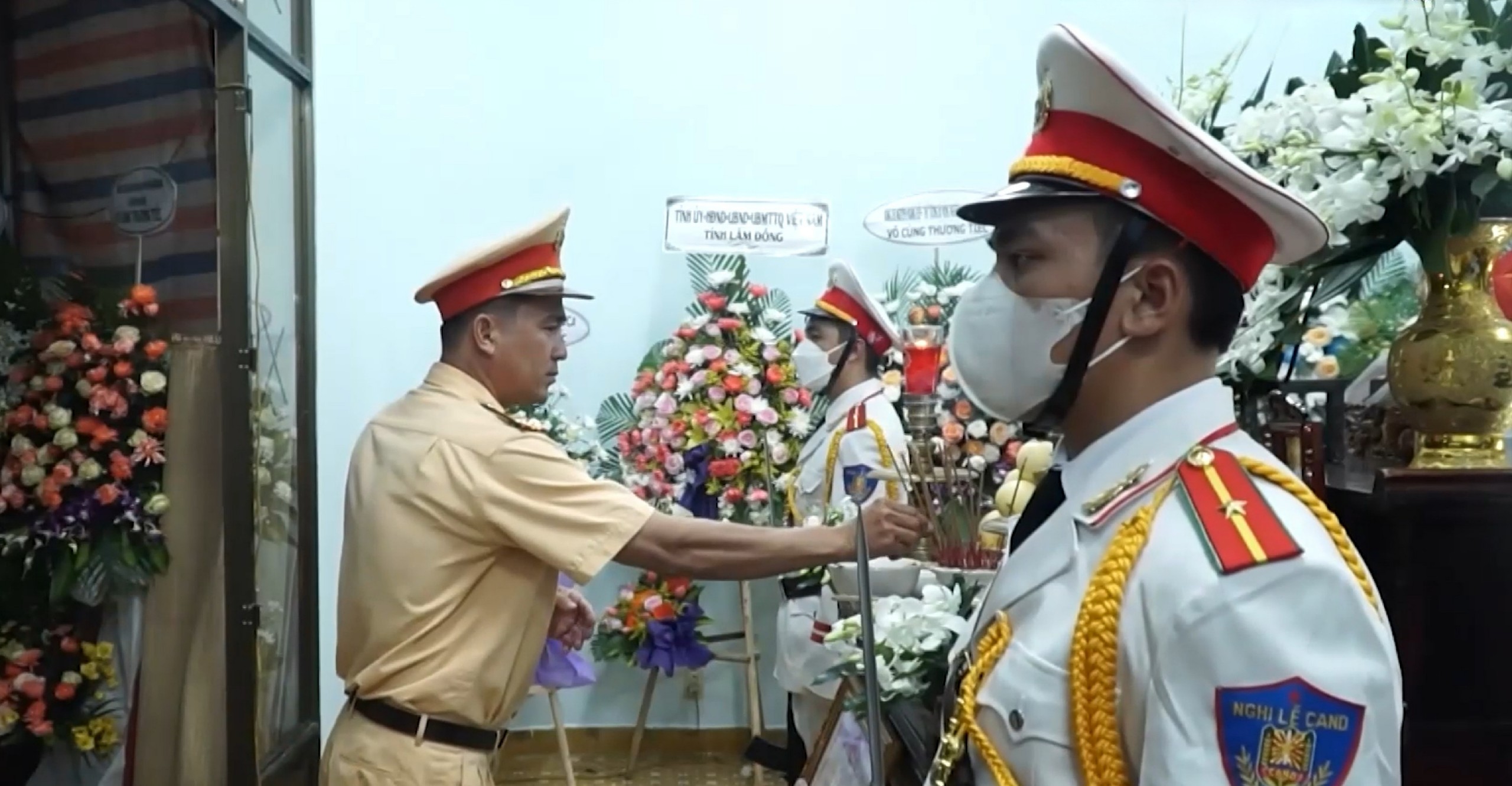 Đồng đội thắp nén tâm hương tưởng nhớ các anh