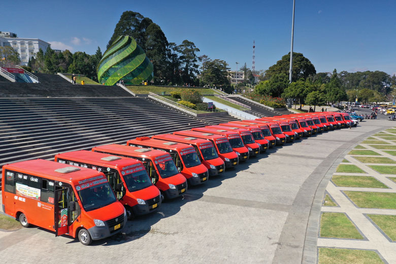 Xe buýt đô thị Phương Trang 2024 là phương tiện di chuyển hiệu quả và tiện lợi nhất cho quý khách tại các thành phố lớn. Với tuyến đường mở rộng, đội ngũ tài xế chuyên nghiệp, quý khách sẽ có trải nghiệm di chuyển hết sức thuận tiện và an toàn.