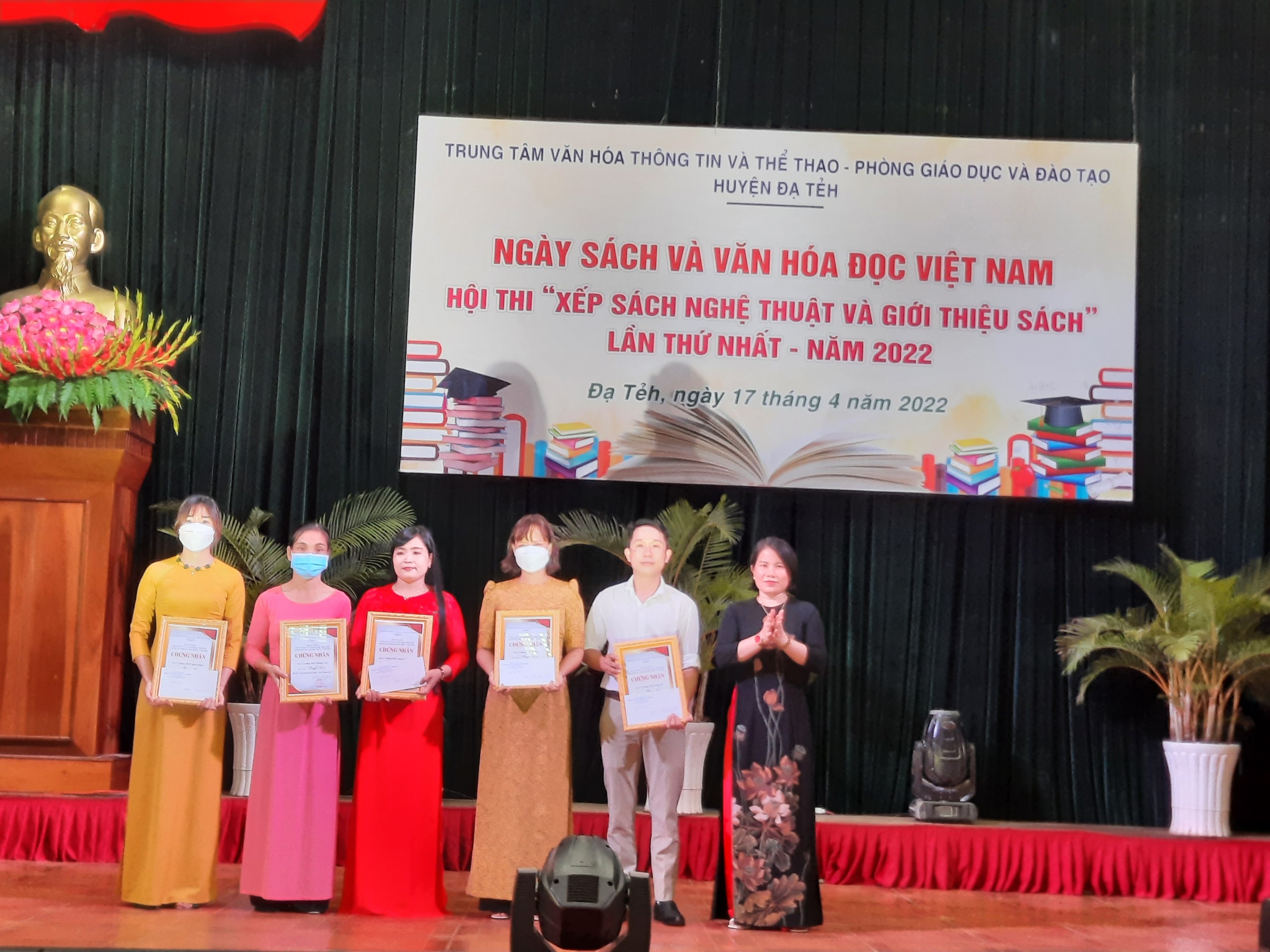 Mô hình xếp sách nghệ thuật Lăng Bác được các cán bộ Thư viện tỉnh Kiên Giang xếp và trưng bày tại Huyện ủy huyện An Biên By Thư viện #33 Mô hình xếp sách nghệ thuật Lăng Bác được các cán bộ Thư viện tỉnh Kiên Giang xếp và trưng bày tại Huyện ủy huyện An Biên By Thư viện
