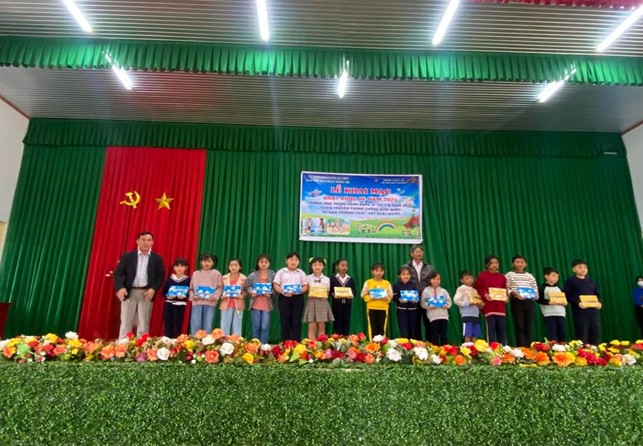 Hình ảnh: Các em thiếu nhi lên nhận quà