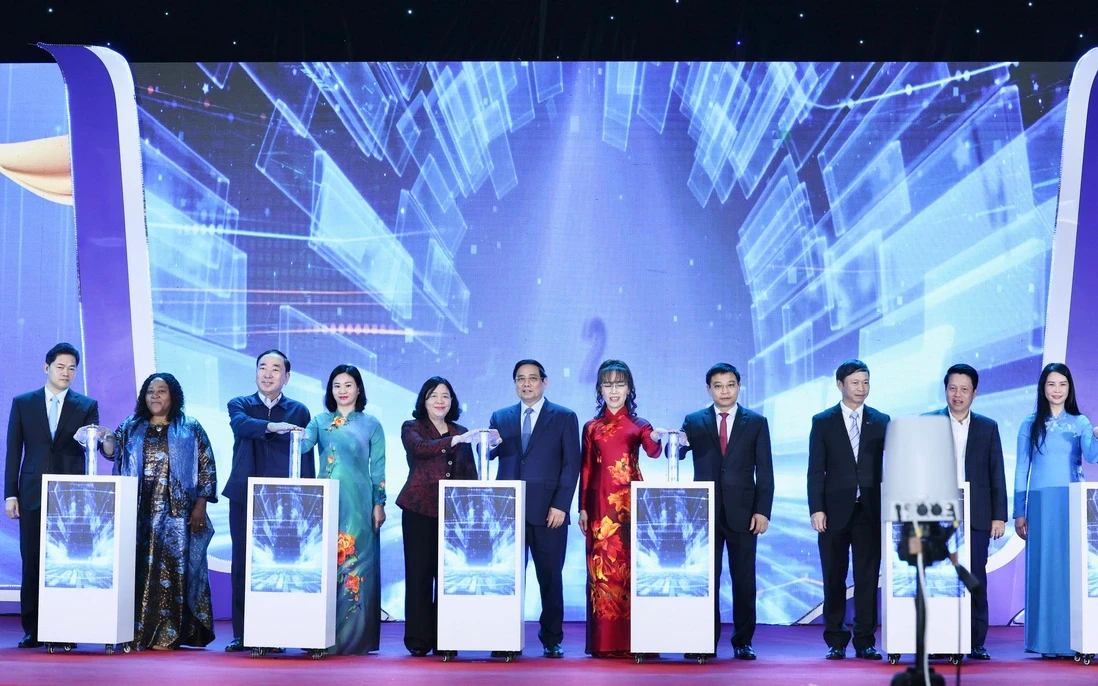 Thủ tướng Chính phủ Phạm Minh Chính, Chủ tịch Ủy ban Trung ương MTTQ Việt Nam Bùi Thị Minh Hoài, Chủ tịch Hội LHPN Việt Nam Nguyễn Thị Tuyến và các đại biểu bấm nút triển khai Đề án Hỗ trợ phụ nữ khởi nghiệp giai đoạn 2026 - 2035