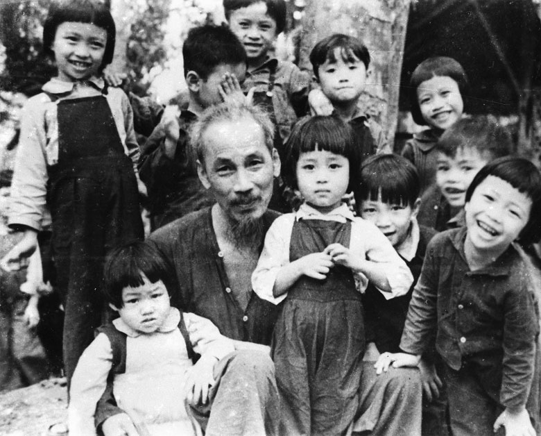 Chủ nghĩa nhân văn Hồ Chí Minh là triết lý sống có tầm nhìn, tập trung vào con người và sự phát triển của xã hội. Hình ảnh liên quan sẽ cung cấp cho bạn những hình ảnh tuyệt đẹp về nhân văn và giá trị con người, dẫn dắt bạn đến với một thế giới khác biệt và đầy cảm hứng.