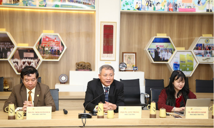 PGS.TS Lưu Trang, Hiệu trưởng Trường ĐH Sư phạm, ĐH Đà Nẵng cùng Ban lãnh đạo Nhà trường tại buổi làm việc
