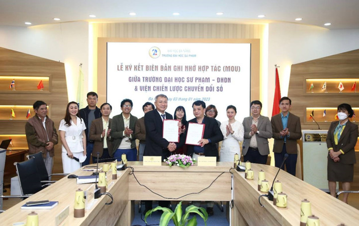 PGS.TS. Lưu Trang - Hiệu trưởng nhà trường và ông Lê Nguyễn Trường Giang - Viện trưởng Viện chiến lược chuyển đổi số đại diện cho Trường Đại học sư phạm – ĐH Đà Nẵng & Viện chiến lược chuyển đổi số ký kết biên bản ghi nhớ hợp tác (MOU)