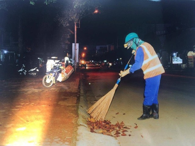 Hãy cùng xem bức ảnh làm sạch đường phố này để nhận ra sức mạnh của sự phục vụ cộng đồng và tình yêu dành cho môi trường của những người làm việc nỗ lực để giữ cho phố luôn sạch sẽ và thoáng mát!