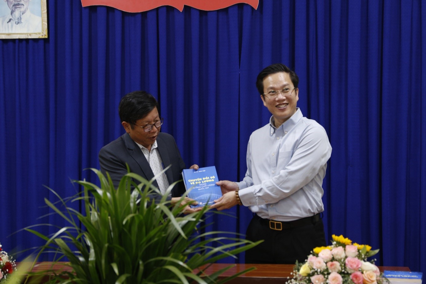 Ông Hà Minh Hiệp - Phó Tổng cục trưởng phụ trách Tổng cục TCĐLCL tặng sách cho đại diện Chi cục TCĐLCL tỉnh Lâm Đồng