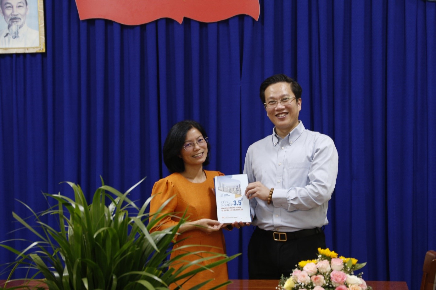 Ông Hà Minh Hiệp - Phó Tổng cục trưởng phụ trách Tổng cục TCĐLCL tặng sách cho đại diện Sở KH&CN tỉnh Lâm Đồng