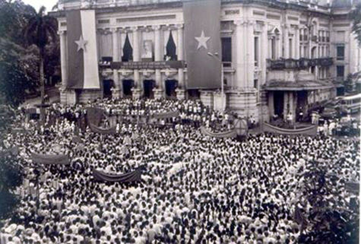 Mít tinh Tổng khởi nghĩa Tháng Tám năm 1945 tại Quảng trường Nhà hát Lớn Hà Nội (19/8/1945).
