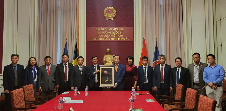 Với những nỗ lực của Thủ tướng và các lãnh đạo quốc gia, Việt Nam đang trở thành một nền kinh tế mới với nhiều tiềm năng kinh tế và du lịch.