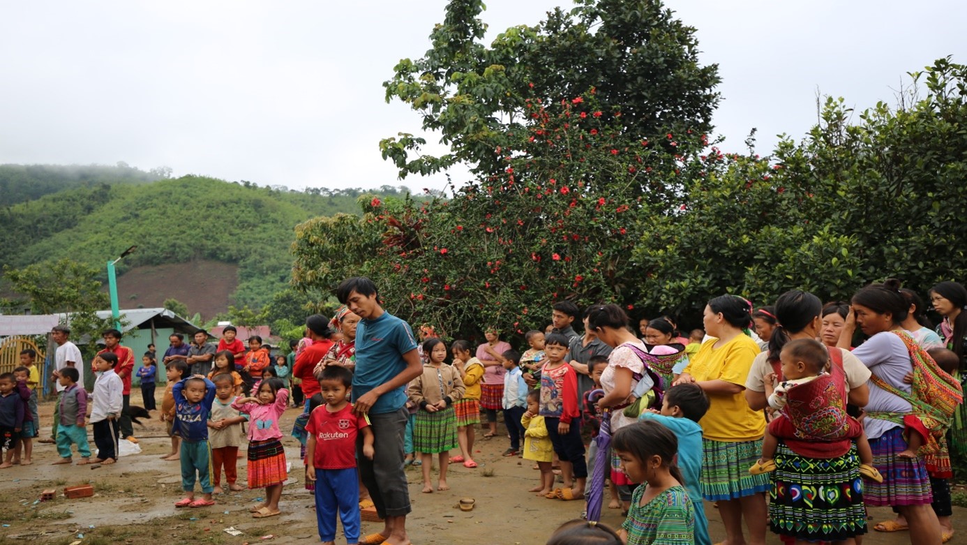 (Người dân vui mừng tập trung nhận quà)