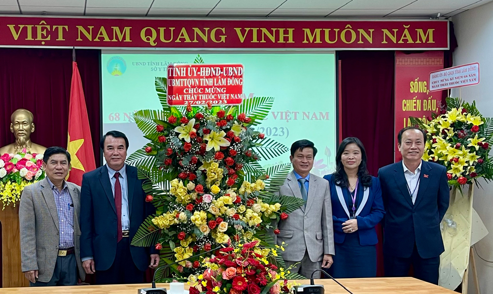 Phó Chủ tịch UBND tỉnh Lâm Đồng Phạm S tặng hoa chúc mừng Sở Y tế nhân Ngày Thầy thuốc Việt Nam