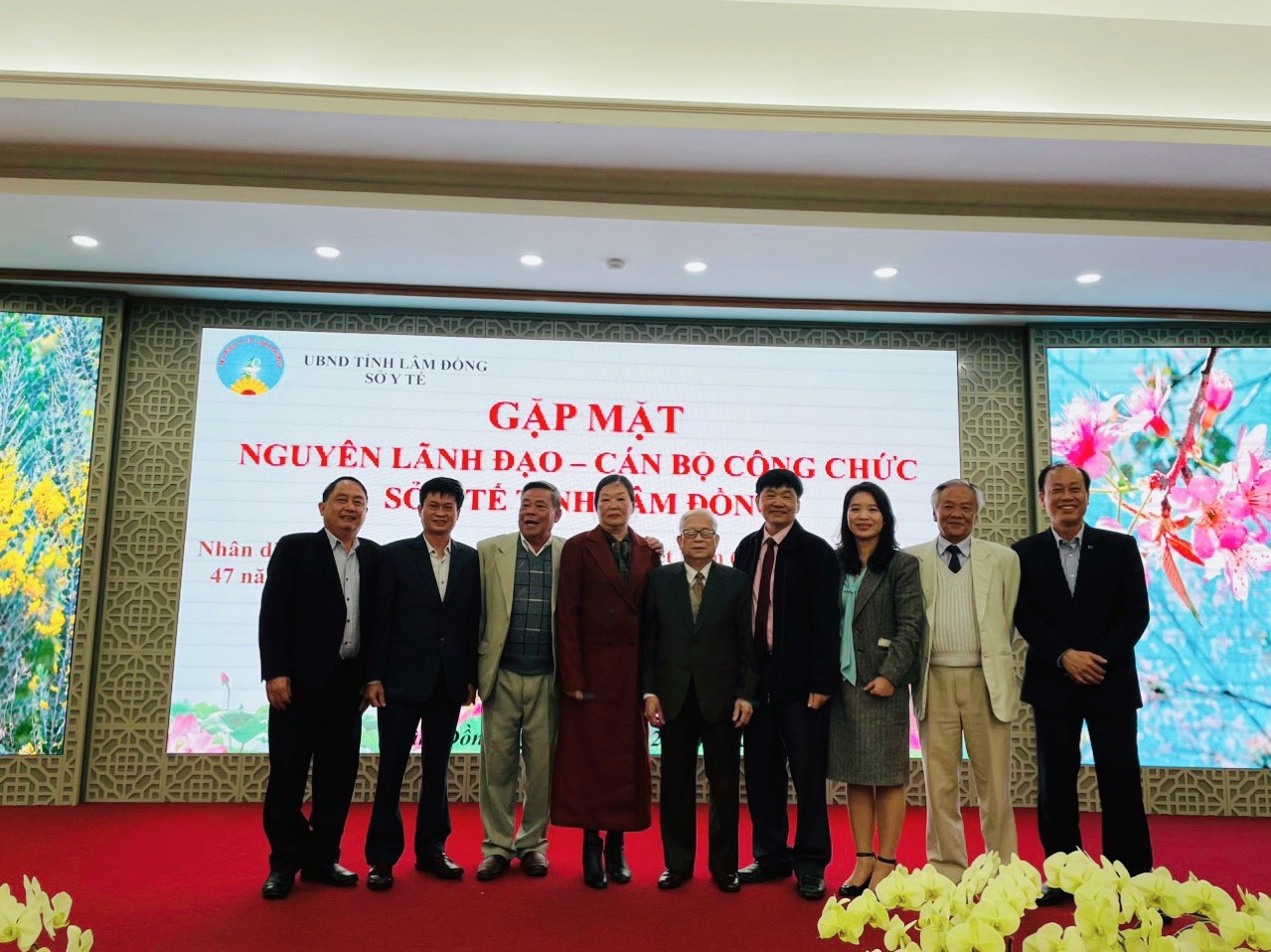Ban giám đốc Sở Y tế chụp hình lưu niệm với nguyên lãnh đạo Sở qua các thời kỳ